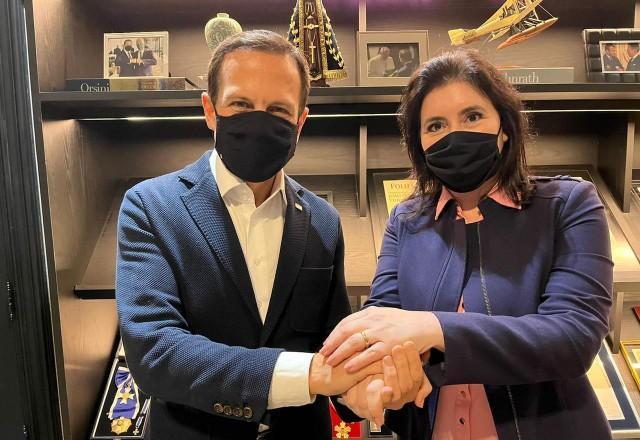 João Doria e Simone Tebet com as mãos unidas (Divulgação/PSDB)