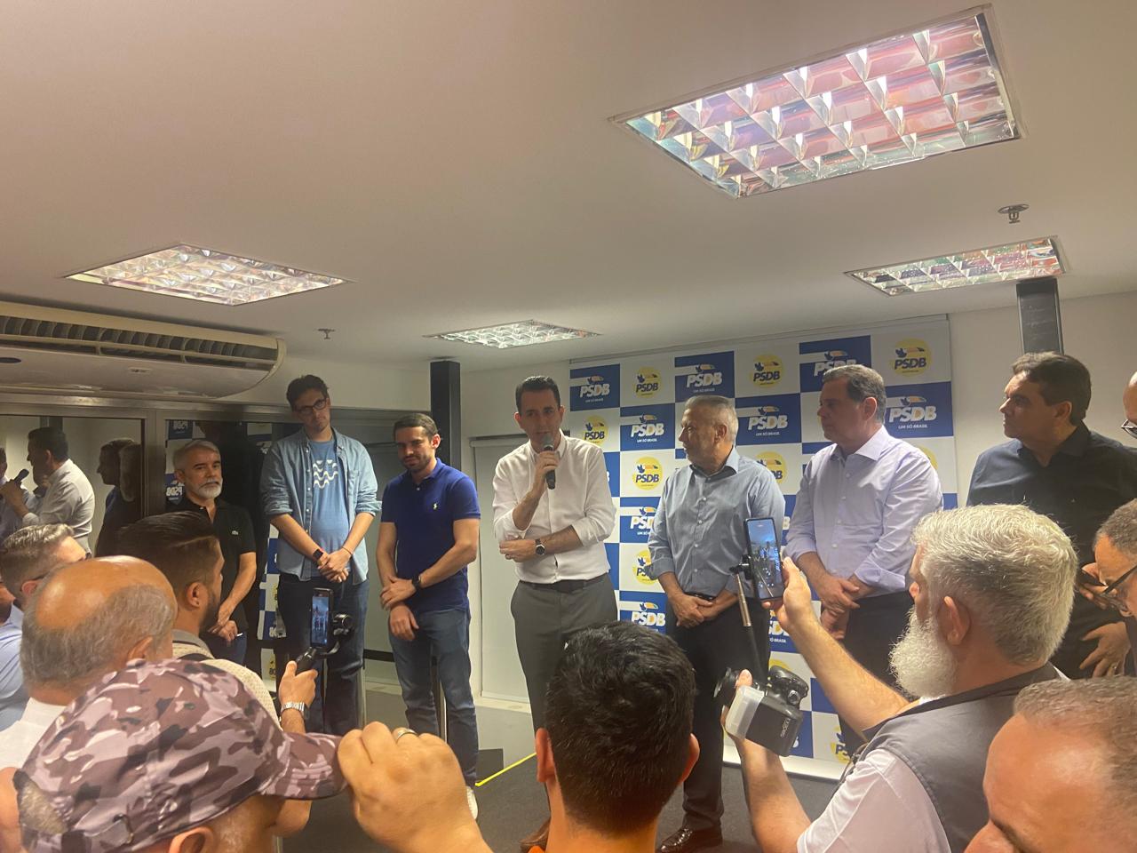 Paulo Serra (ao centro), prefeito de Santo André e presidente do diretório estadual do PSDB, discursa em evento de filiação de Mario Covas Neto | SBT News