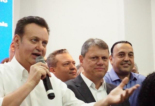 Kassab fala ao microfone, ao lado de Tarcísio de Freitas e Felicio Ramuth (Divulgação/PSD)