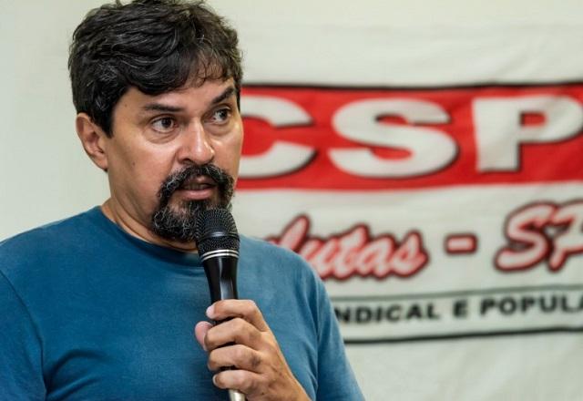 Altino de Melo Prazeres Junior fala ao microfone (Sérgio Koei/PSTU)