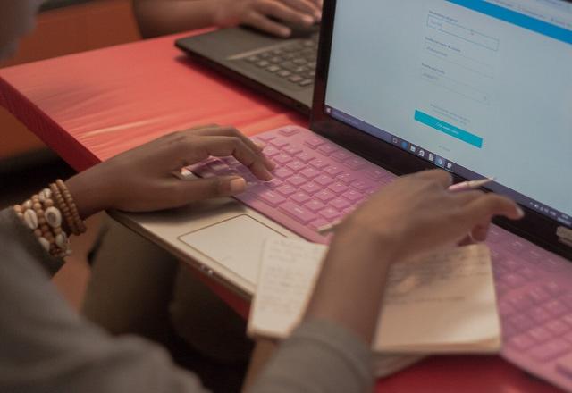Empresa é condenada a pagar R$ 10 mil a funcionária que sofreu ofensas racistas Empresa é condenada a pagar R$ 10 mil a funcionária que sofreu ofensas racistas