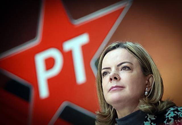 Gleisi Hoffmann à frente do símbolo do PT (Divulgação/PT)