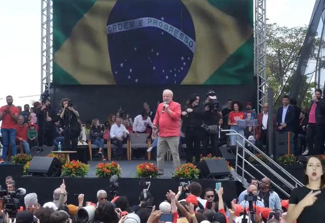 Lula discursando ao microfone em comício (Reprodução/PT)