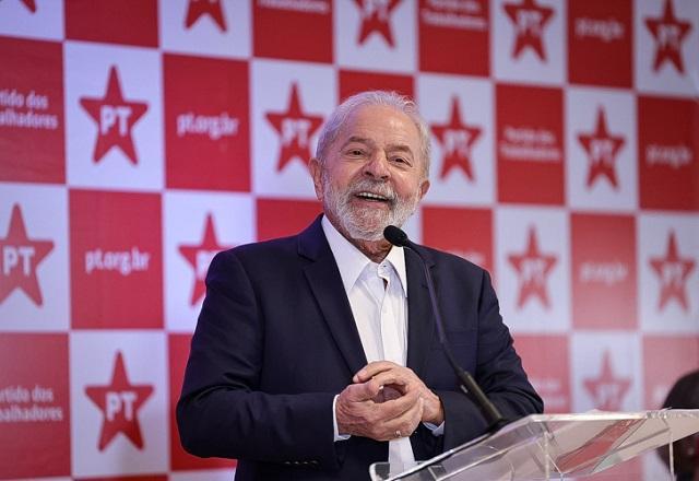 Lula fala ao microfone (Divulgação/PT)