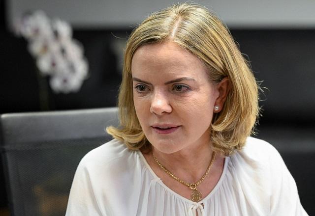 Gleisi Hoffmann próxima a símbolo do PT (Cadu Gomes/PT)