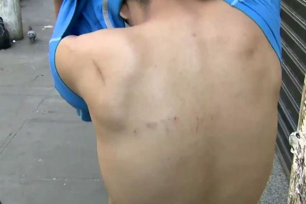 PMs aparecem em vídeo agredindo ambulantes em São Paulo PMs aparecem em vídeo agredindo ambulantes em São Paulo