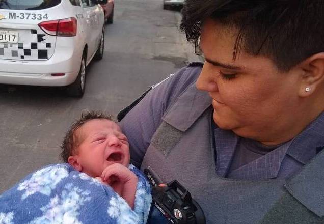 PMs encontram bebê em caixa de sapato e agente quer adotar criança