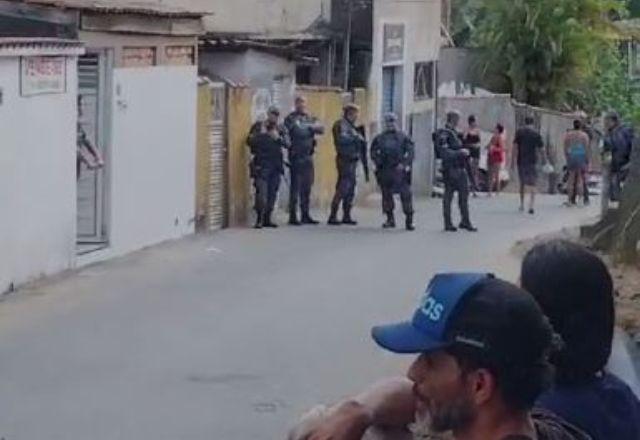 PMs se concentram em viela do Morro Santa Maria, em Santos, onde um homem foi morto