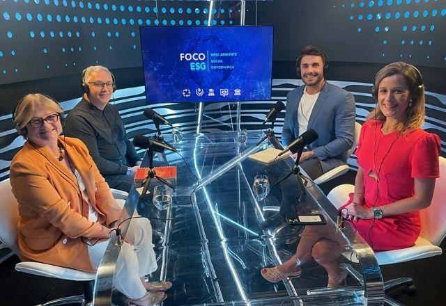 Pablo e entrevistados no estúdio
