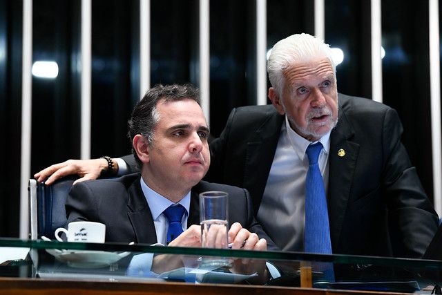 O presidente do Senado, Rodrigo Pacheco (PSD-MG), e o líder do governo no Senado, Jaques Wagner (PT-BA) | Marcos Oliveira/Agência Senado