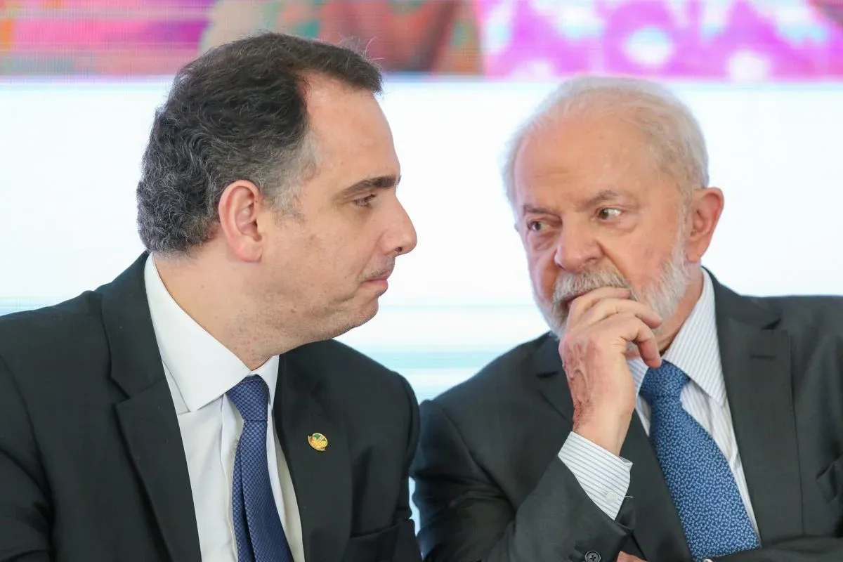 O presidente do Senado, Rodrigo Pacheco (PSD-MG), e o presidente Lula (PT) em 2023; nesta segunda-feira (10), os dois se reuniram no Palácio do Planalto | Fabio Rodrigues-Pozzebom/Agência Brasil