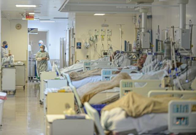 Pacientes em camas de hospital