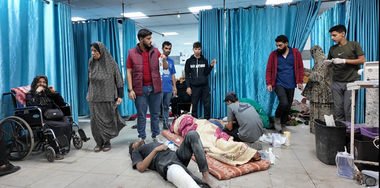 Pacientes são tratados no chão devido a lotação no hospital Kamal Adwan, no Norte de Gaza | Reprodução/X @DrTedros