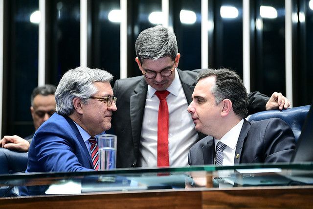 O ministro das Relações Institucionais, Alexandre Padilha, o líder do governo, Randolfe Rodrigues (PT-AP) e o presidente do Senado, Rodrigo Pacheco (PSD-MG) |Jefferson Rudy/Agência Senado