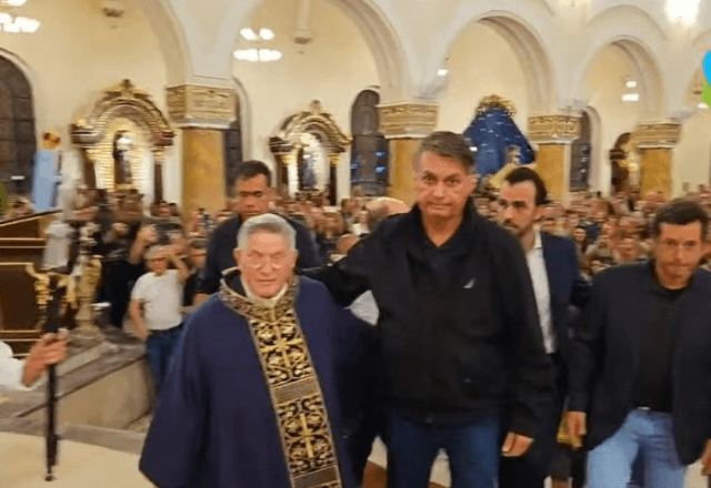 Bolsonaro comparece a missa de sétimo dia da mãe de Valdemar - Reprodução 
