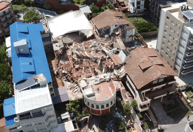 Desabamento de hotel na Argentina deixa ao menos um morto; bombeiros buscam 10 pessoas nos escombros Desabamento de hotel na Argentina deixa ao menos um morto; bombeiros buscam 10 pessoas nos escombros