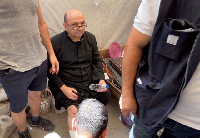 Padre Gabriele Romanelli recebe atendimento médico após ataque de Israel a igreja em Gaza 17/7/2025 REUTERS/Dawoud Abu Alkas