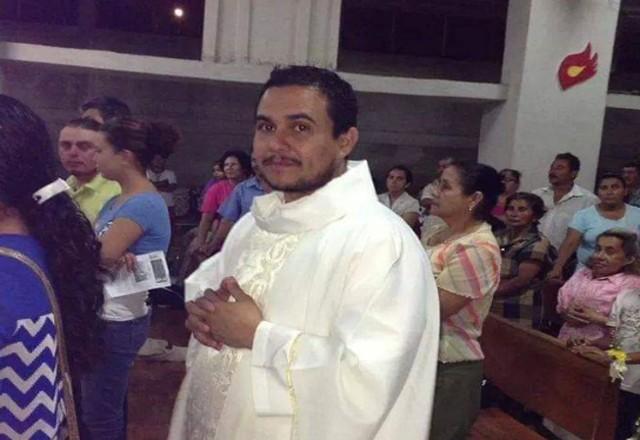 Padre preso pelo governo