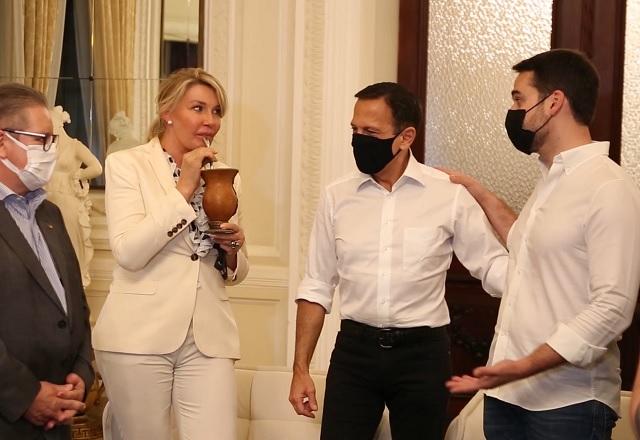 Leite recebeu a primeira-dama de São Paulo com um chimarrão (Divulgação/Palácio Piratini)