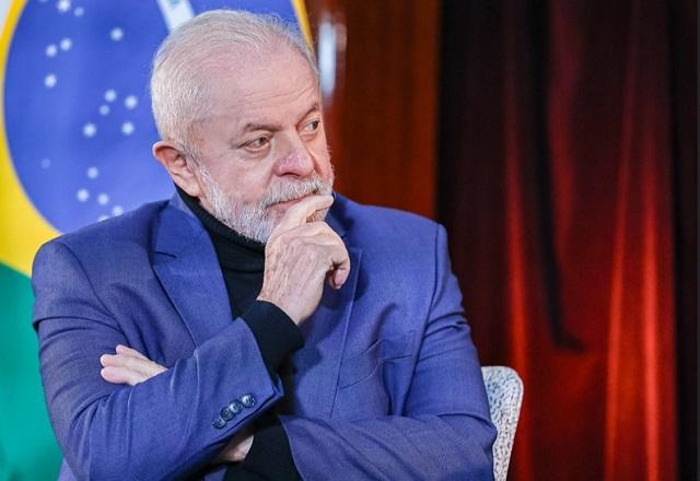 Lula com a mão no queixo, próximo a bandeira do Brasil (Divulgação/Palácio do Planalto)