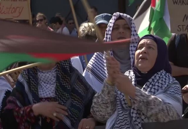 Vídeos mostram participantes com lenços palestinos e faixas com mensagens como “Eu me oponho ao genocídio | Reuters