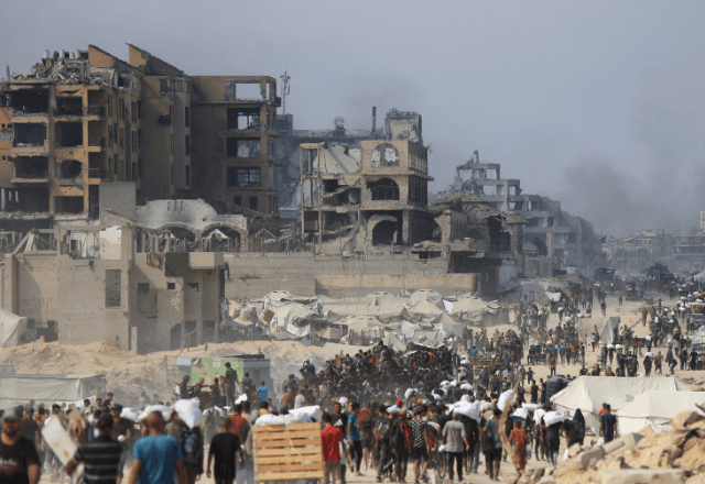 Palestinos buscam ajuda humanitária em Beit Lahia, no norte da Faixa de Gaza | Foto: reprodução/Reuters 