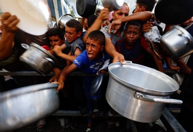 Palestinos aguardam comida em Nuseirat, centro de Gaza | 28/9/2025/Reuters/Mahmoud Issa