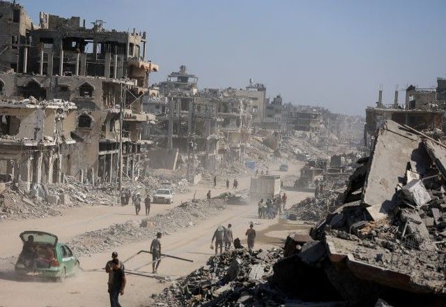 Palestinos caminham em meio a destroços na Cidade de Gaza | 16/10/2025/Reuters/Dawoud Abu Alkas