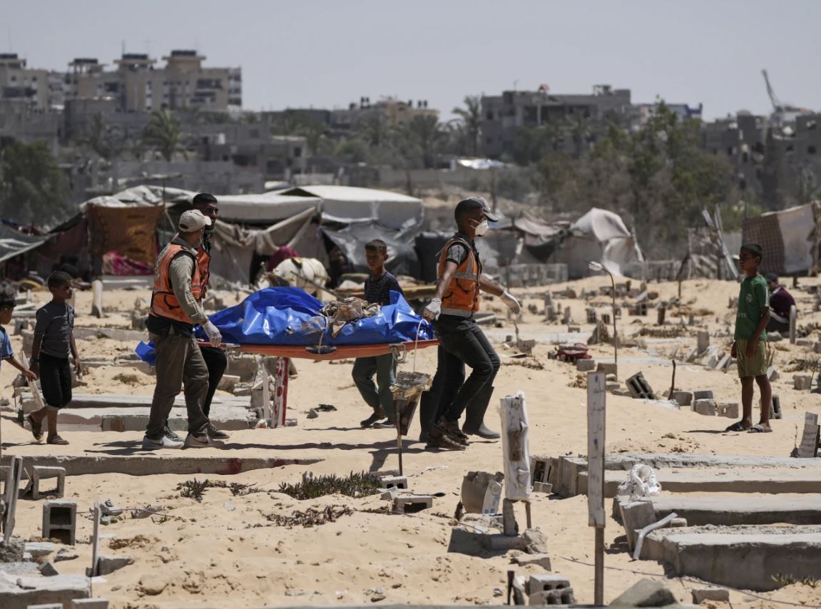 Palestinos enterram corpo de civil morto por Israel na Faixa de Gaza | AP/Abdel Kareem Hana