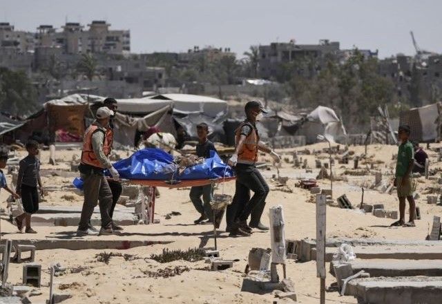 Palestinos enterram corpo de civil morto por Israel na Faixa de Gaza | AP/Abdel Kareem Hana