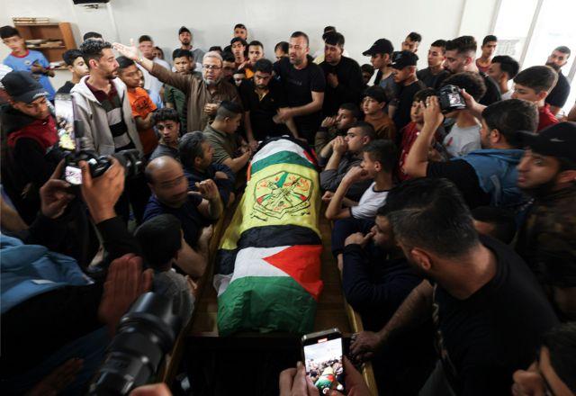Palestinos lamentam morte de uma das vítimas dos últimos ataques israelenses em Gaza