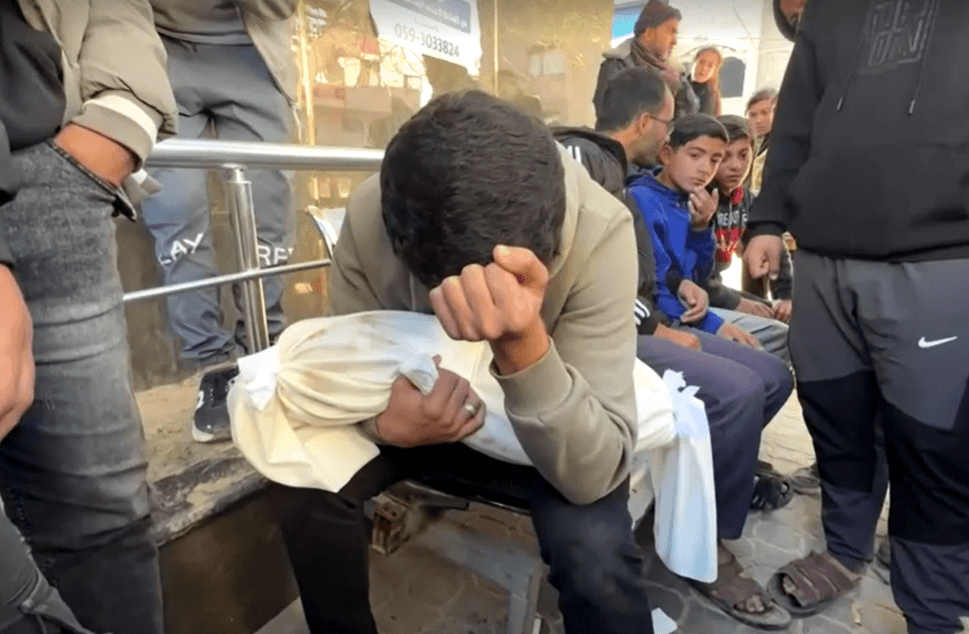 Palestinos mortos em ataque de Israel são enterrados em Gaza | Reprodução/Reuters