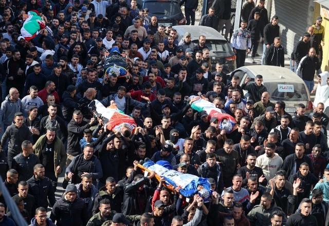 Palestinos mortos são carregados por multidão