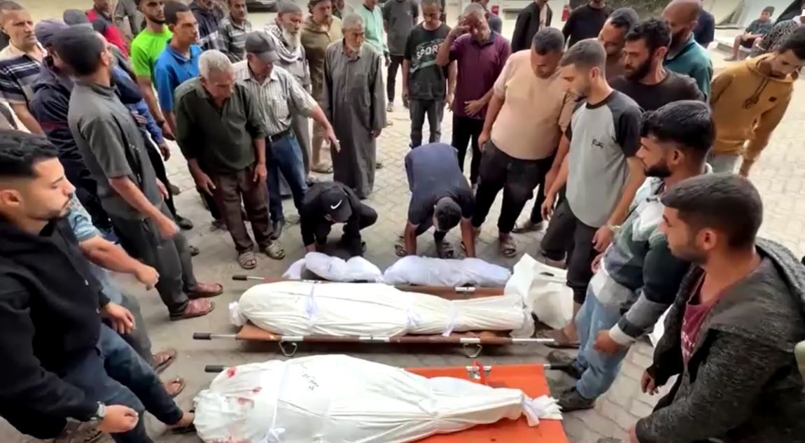 Palestinos na Cidade de Gaza realizam orações pelas pessoas mortas nos ataques israelenses durante a noite