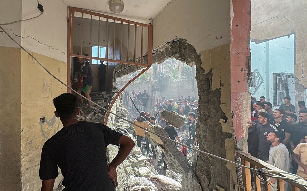 Palestinos retiram vítimas dos escombros de uma escola bombardeada por Israel | Reprodução/X