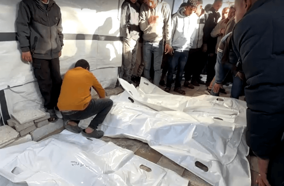 Palestinos se despedem de entes queridos após ataques israelenses matarem 12 pessoas em Gaza | Reprodução/Reuters