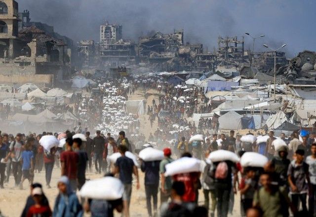 Palestinos se reúnem para receber suprimentos em meio à fome em Beit Lahia, norte da Faixa de Gaza | 20/07/2025/Reuters/Dawoud Abu Alkas
