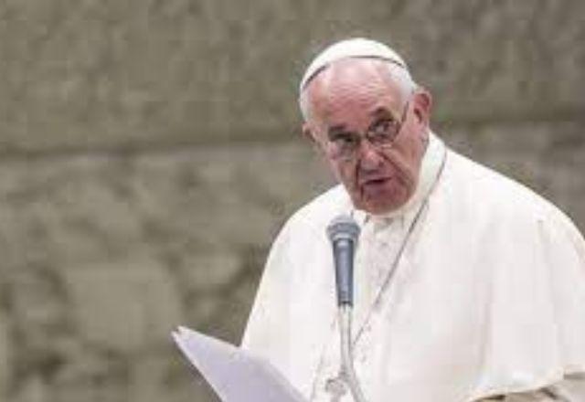 "A terceira guerra mundial 'em partes' agora é total", diz Papa Francisco "A terceira guerra mundial 'em partes' agora é total", diz Papa Francisco