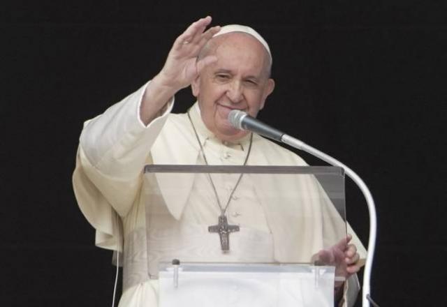 Papa Francisco acena para fiéis