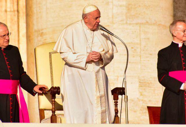 Papa Francisco fazendo discurso