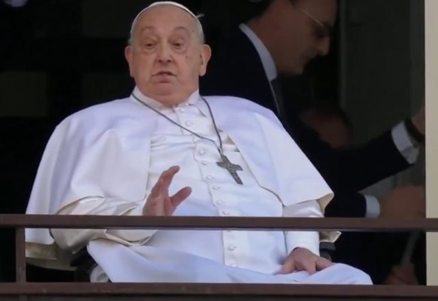 Papa Francisco acena para fiéis | Reprodução