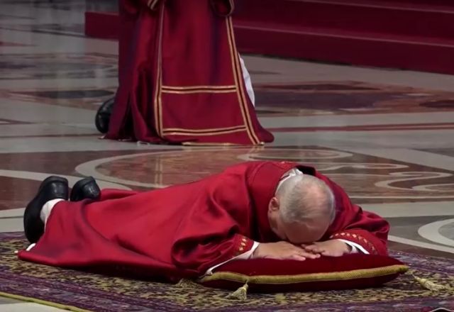 Papa Leão XIV celebra da Paixão do Senhor na Basílica de São Pedro