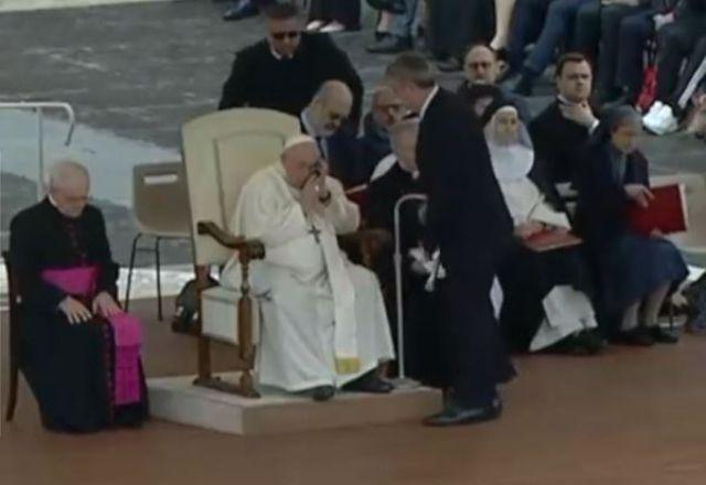 Papa atende telefone durante missa