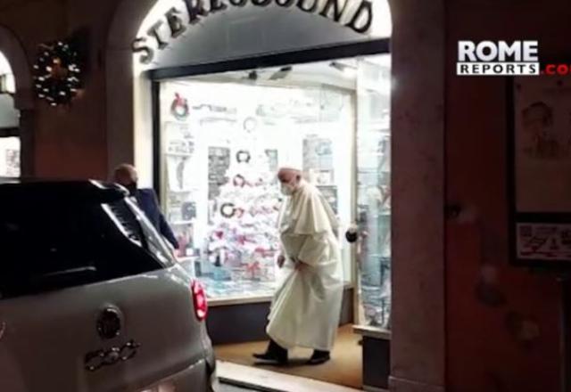 Em passeio noturno, papa visita loja de discos em Roma Em passeio noturno, papa visita loja de discos em Roma