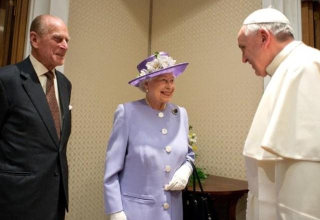 Papa em seu último encontro com a rainha Elizabeth e o falecido príncipe Phillip