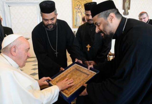 Papa sofre de forte resfriado, mas mantém compromissos, diz Vaticano
