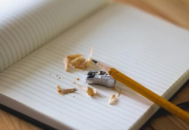 Papel e lápis simbolizam educação