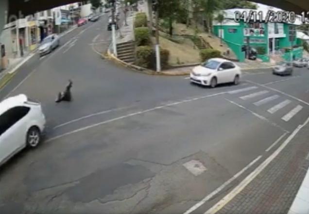 Para evitar assédio, mulher se joga de carro em movimento
