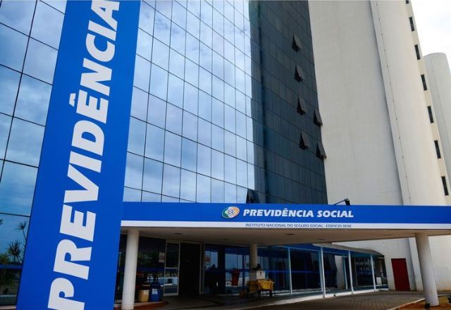 Servidores do INSS entram em greve por reajuste salarial
