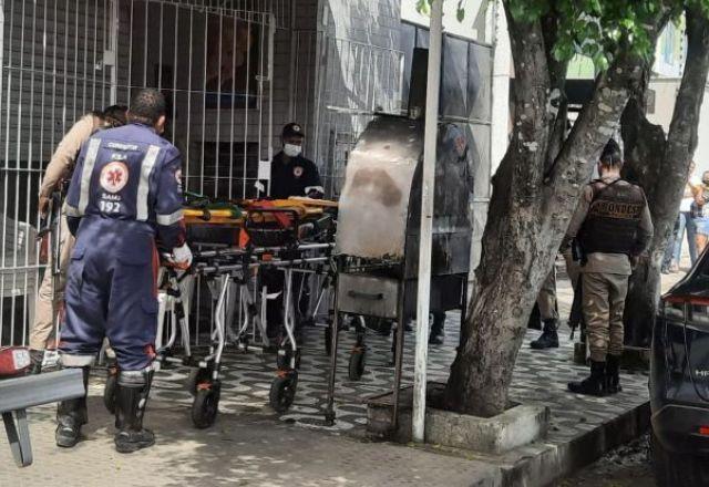 Paramédicos do Serviço de Atendimento Móvel de Urgência, o SAMU, carregam uma maca em frente ao restaurante alvo do atentado